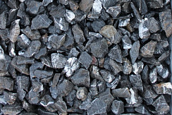 Kamenclub.ru: Щебень крошка черный (мрамор) фр. 5-10 мм.  купить в Балашихе мрамор черный с белыми прожилками, черный, белый мраморная крошка декоративная ландшафтная 11000 руб/т   фото КАМЕНЬ КЛУБ