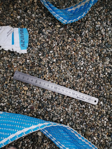 Kamenclub.ru: Галька речная окат (серая) фр.3-5 мм купить  в Балашихе галька речная серая бежевый темно-серый окатанный речной камень округлый 9500 руб/т   фото КАМЕНЬ КЛУБ