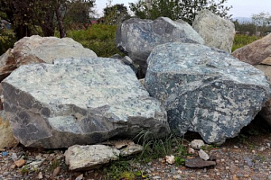 Kamenclub.ru: Змеевик скальник фр. 500-1500 мм.  купить в Балашихе змеевик зеленый серый черный глыба скальная колотая 7500 руб/т   фото КАМЕНЬ КЛУБ