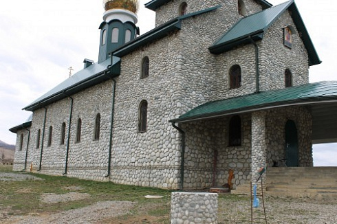 Kamenclub.ru: Галька речная плоская (бело-серая) фр. 100-200-300 мм. купить  в Балашихе галька речная плоская серый, белый, бело-серый, серо-белый речная галька плоская  9000 руб/т   фото КАМЕНЬ КЛУБ