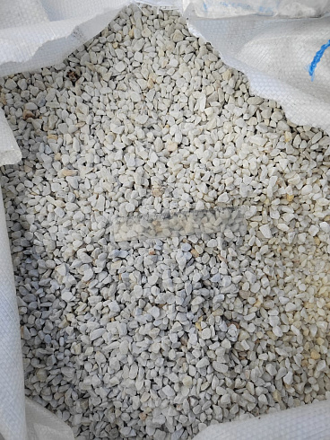 Kamenclub.ru: Мраморная крошка, щебень, цвет-белый, фр. 5-10 мм.  купить в Балашихе мрамор белый, айвори, молочный мраморная каменная крошка ландшафтная 12000 руб/т   фото КАМЕНЬ КЛУБ