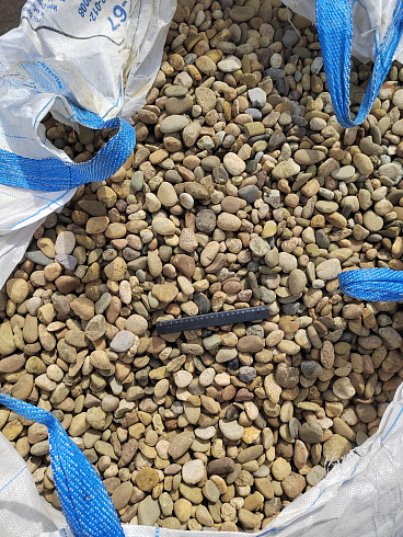 Kamenclub.ru: Галька речная окат рыжая фр. 20-40 мм. купить  в Балашихе галька речная окатанная рыжая желтая серая округлая речная галька 5000 руб/т   фото КАМЕНЬ КЛУБ