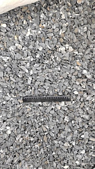Kamenclub.ru: Щебень галтованный черный (мрамор) фр.10-20 мм.  купить в Балашихе мрамор черный с белыми прожилками, черный, белый окатанный округлый ландшафтный декоративный щебень 15000 руб/т   фото КАМЕНЬ КЛУБ