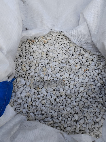 Kamenclub.ru: Мраморная крошка, щебень, цвет-белый, фр. 10-20 мм.  купить в Балашихе мрамор белый, молочный айвори каменная ландшафтная декоративная крошка шебня 12000 руб/т   фото КАМЕНЬ КЛУБ