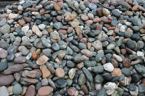 Kamenclub.ru: Галька окат (цветная картошка) фр. 50-100 мм. купить  в Балашихе галька природная окатанная серый белый цветной синий темно-серый коричневый округлый галечник окатанный 6800 руб/т   фото КАМЕНЬ КЛУБ