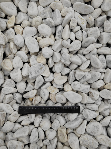 Kamenclub.ru: Мраморная крошка (щебень галтованный белый) фр.40-70 мм.  купить в Балашихе мрамор белый молочный айвори окатанный округлый природный камень 17000 руб/т   фото КАМЕНЬ КЛУБ
