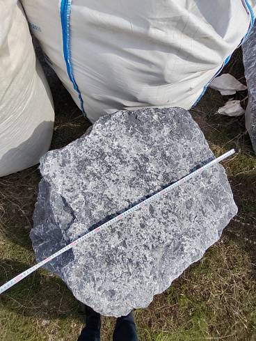 Kamenclub.ru: Черный мрамор скальник фр. 1000-1500 мм.  купить в Балашихе мрамор черный белый серый крупный колотый валун ландшафтный 9000 руб/т   фото КАМЕНЬ КЛУБ