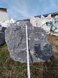 Kamenclub.ru: Черный мрамор скальник фр. 1000-1500 мм.  купить в Балашихе мрамор черный белый серый крупный колотый валун ландшафтный 9000 руб/т   фото КАМЕНЬ КЛУБ