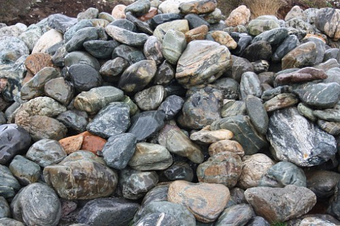 Kamenclub.ru: Ландшафтные валунчики фр.100-500 мм.  купить в Балашихе крупный природный камень серый, темно-серый, светло-серый речной валун крупный 4800 руб/т   фото КАМЕНЬ КЛУБ