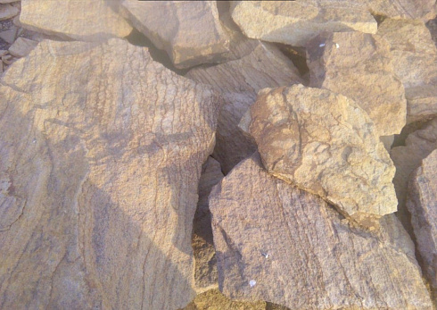 Kamenclub.ru: Песчаник пластушка "фонтанка" желтая (3,0 - 5,0 см)  купить в Балашихе песчаник желтая, рыжий, желтый песчаник колотый рваный со сколом облицовочный 16200 руб/м3   фото КАМЕНЬ КЛУБ