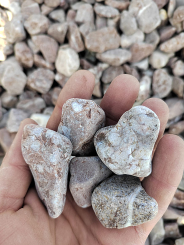 Kamenclub.ru: Мраморная крошка (щебень галтованный розовый) фр.20-40 мм.  купить в Балашихе мрамор розовый, красный оголтованный округлый щебень  15000 руб/т   фото КАМЕНЬ КЛУБ