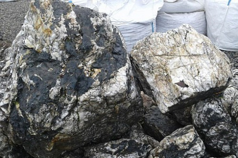 Kamenclub.ru: Черный гранит - кварцит фр. 500-1000 мм.  купить в Балашихе гранит кварцит черный серый белый скальный колотый валун 9750 руб/т   фото КАМЕНЬ КЛУБ