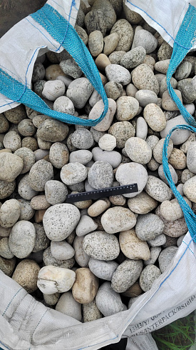 Kamenclub.ru: Галька речная окат (серо-белая) фр. 70-120 мм купить  в Балашихе галька галечник бело-серая, серо-белая, серая, белая речная природная галька  8000 руб/т   фото КАМЕНЬ КЛУБ