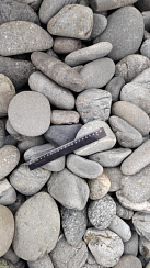 Kamenclub.ru: Галька речная окат (темно-серая) фр. 70-150 мм. купить  в Балашихе галька речная темно-серая, синяя, серая речная галька округлая  8000 руб/т   фото КАМЕНЬ КЛУБ