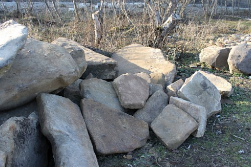 Kamenclub.ru: Песчаник плиты - плахи - пошаговые дорожки (фр. 70-150 мм)  купить в Балашихе песчаник серый бежевый желтый зеленый колотый песчаник строительный 6500 руб/т   фото КАМЕНЬ КЛУБ