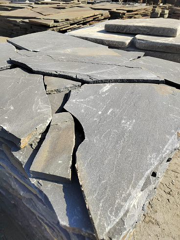 Kamenclub.ru: Песчаник пластушка светло-серый (3,0 см)  купить в Балашихе песчаник светло-серый, серый песчаник рваный ландшафтный колотый 13800 руб/м3   фото КАМЕНЬ КЛУБ