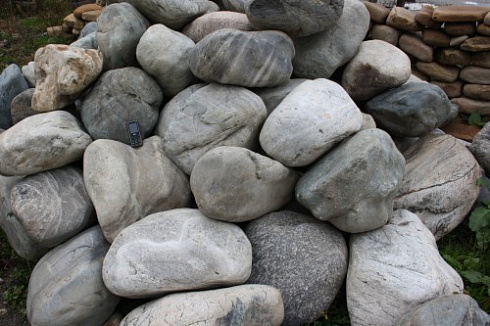 Kamenclub.ru: Речной валун Кабанчик фр.300-500 мм.  купить в Балашихе крупный природный камень галька серый, темно-серый речной валун галечник масштабный 7000 руб/т   фото КАМЕНЬ КЛУБ