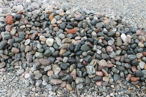 Kamenclub.ru: Галька окат (цветная картошка) фр. 50-100 мм. купить  в Балашихе галька природная окатанная серый белый цветной синий темно-серый коричневый округлый галечник окатанный 6800 руб/т   фото КАМЕНЬ КЛУБ