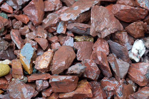 Kamenclub.ru: Щебень крошка красный (ЯШМА) фр. 10-20 мм.  купить в Балашихе яшма красный, бордовый, оранжевый, рыжий декоративный каменный ландшафтный щебень колотый 9000 руб/т   фото КАМЕНЬ КЛУБ