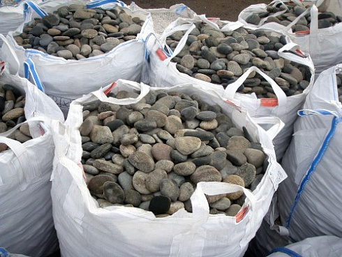 Kamenclub.ru: Галька речная плоская (ассорти) фр. 70-150 мм. купить  в Балашихе галька галечник серый белый темно-серый синий светло-серый плоская природная галька  9000 руб/т   фото КАМЕНЬ КЛУБ