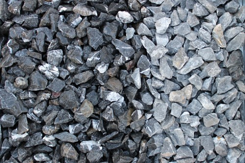 Kamenclub.ru: Щебень крошка черный (мрамор) фр. 20-40 мм.  купить в Балашихе мрамор черный с белыми прожилками мраморная каменная крошка 11000 руб/т   фото КАМЕНЬ КЛУБ