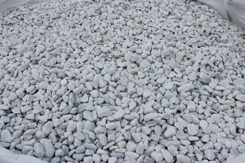 Kamenclub.ru: Мраморная крошка (щебень галтованный белый) фр.10-20 мм.  купить в Балашихе мрамор белый, молочный, айвори окатанный округлый декоративный ландшафтный щебень 17000 руб/т   фото КАМЕНЬ КЛУБ