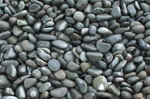 Kamenclub.ru: Галька речная окат (темно-серая) фр. 70-150 мм. купить  в Балашихе галька речная темно-серая, синяя, серая речная галька округлая  8000 руб/т   фото КАМЕНЬ КЛУБ