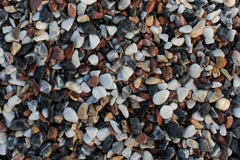 Kamenclub.ru: Мраморная крошка (щебень галтованный микс:белый-черный-розовый-медовый) фр.5-10 мм.  купить в Балашихе мрамор белый, медовый, черный, розовый мраморный галтованный щебень декоративный ландшафтный 15500 руб/т   фото КАМЕНЬ КЛУБ