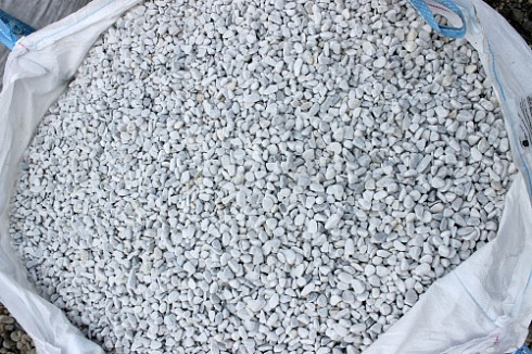 Kamenclub.ru: Мраморная крошка (щебень галтованный белый) фр.10-20 мм.  купить в Балашихе мрамор белый, молочный, айвори окатанный округлый декоративный ландшафтный щебень 17000 руб/т   фото КАМЕНЬ КЛУБ