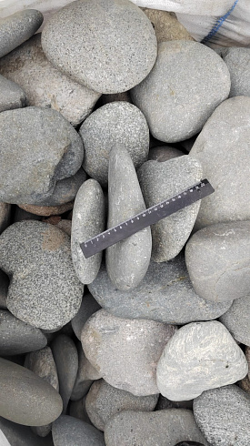 Kamenclub.ru: Галька речная плоская (темно-серая) фр. 70-150 мм. купить  в Балашихе галечник природный темно-серый серый синий речная плоская природная окатанная  9000 руб/т   фото КАМЕНЬ КЛУБ