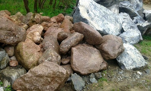 Kamenclub.ru: Конгломераты фр. 300-1000 мм.  купить в Балашихе кварц мрамор диабаз коричневый, серый зеленоватый речной валун крупный 6500 руб/т   фото КАМЕНЬ КЛУБ