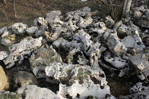 Kamenclub.ru: Выветренный известняк (степной) фр. 500-1500 мм.  купить в Балашихе    10000 руб/т   фото КАМЕНЬ КЛУБ