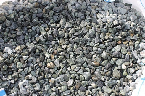 Kamenclub.ru: Щебень крошка зеленый (змеевик) фр. 20-40 мм.  купить в Балашихе мрамор зеленый, салатовый ландшафтная мраморная крошка 8500 руб/т   фото КАМЕНЬ КЛУБ