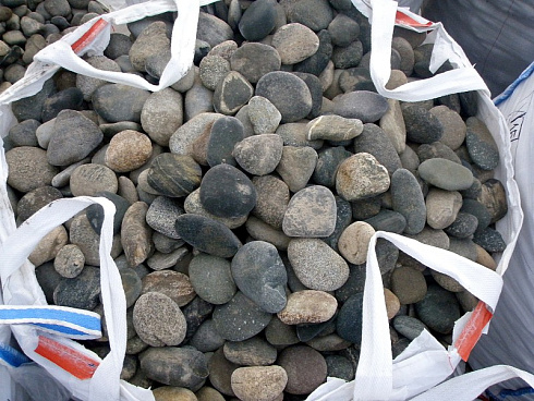 Kamenclub.ru: Галька речная плоская (ассорти) фр. 100-200-300 мм. купить  в Балашихе галька плоская разноцветная серый белый темно-серый синий речная галька ландшафтная 8000 руб/т   фото КАМЕНЬ КЛУБ