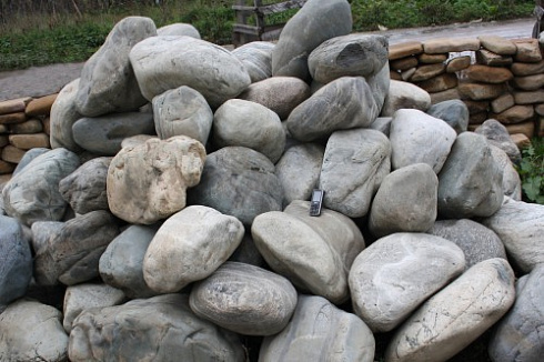 Kamenclub.ru: Речной валун Кабанчик фр.300-500 мм.  купить в Балашихе крупный природный камень галька серый, темно-серый речной валун галечник масштабный 7000 руб/т   фото КАМЕНЬ КЛУБ