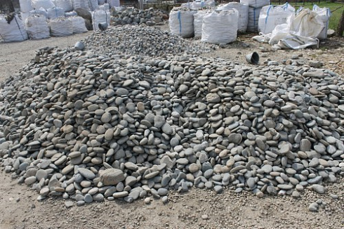 Kamenclub.ru: Галька речная плоская (ассорти) фр. 70-150 мм. купить  в Балашихе галька галечник серый белый темно-серый синий светло-серый плоская природная галька  9000 руб/т   фото КАМЕНЬ КЛУБ