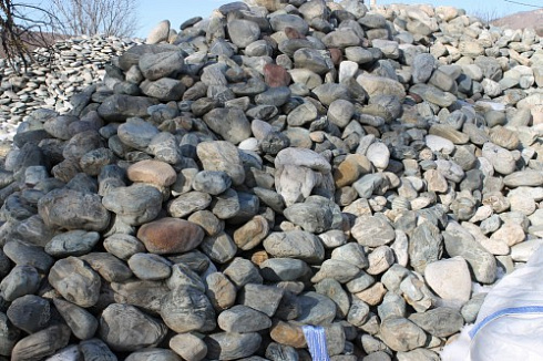 Kamenclub.ru: Ландшафтные валунчики фр.100-500 мм.  купить в Балашихе крупный природный камень серый, темно-серый, светло-серый речной валун крупный 4800 руб/т   фото КАМЕНЬ КЛУБ