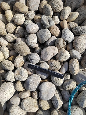 Kamenclub.ru: Галька речная окат (серо-белая) фр. 70-120 мм купить  в Балашихе галька галечник бело-серая, серо-белая, серая, белая речная природная галька  8000 руб/т   фото КАМЕНЬ КЛУБ