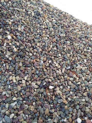 Kamenclub.ru: Галька речная окат цветная фр.5-10 мм. купить  в Балашихе галька речная белый, серый, красноватый, синий, темно-серый речная окатанная галька декоративная 6800 руб/т   фото КАМЕНЬ КЛУБ