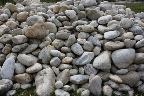 Kamenclub.ru: Бело-серый валунчик фр.100-300 мм.  купить в Балашихе крупный камень для ландшафта серый, белый бело-серый валун крупная галька 4500 руб/т   фото КАМЕНЬ КЛУБ