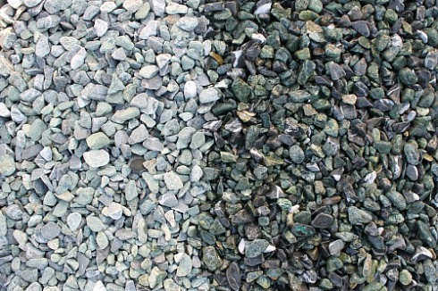 Kamenclub.ru: Мраморная крошка (щебень галтованный микс:зеленый-черный) фр.10-20 мм.  купить в Балашихе мрамор зеленый, черный декоративные ландшафтные окатанные округлые камни щебня 14500 руб/т   фото КАМЕНЬ КЛУБ