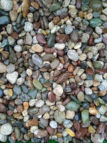 Kamenclub.ru: Галька горная речная окат (цветная) фр. 20-40 мм. купить  в Балашихе галька речная серый синий бежевый белый окатанная речная галька ландшафтная 6800 руб/т   фото КАМЕНЬ КЛУБ