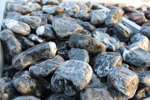 Kamenclub.ru: Щебень галтованный черный (мрамор) фр.20-40 мм.  купить в Балашихе мрамор черный с белыми прожилками мрамор окатанный округлый 15000 руб/т   фото КАМЕНЬ КЛУБ