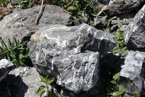 Kamenclub.ru: Черный мрамор скальник фр. 1000-1500 мм.  купить в Балашихе мрамор черный белый серый крупный колотый валун ландшафтный 9000 руб/т   фото КАМЕНЬ КЛУБ