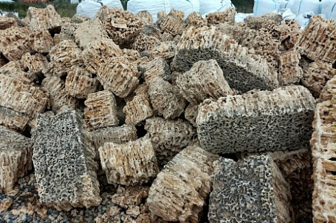 Kamenclub.ru: Крымский природный меотис фр. 100-500 мм.  купить в Балашихе меотис бежевый рыжий молочный желтый ракушечник 4 500 руб/т   фото КАМЕНЬ КЛУБ