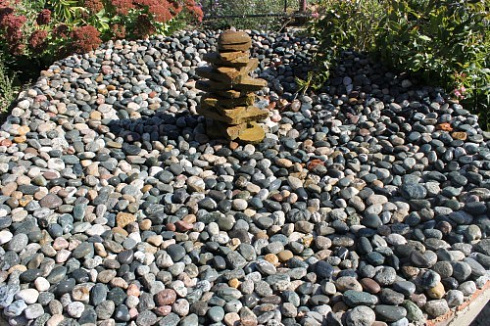 Kamenclub.ru: Галька окат (цветная картошка) фр. 50-100 мм. купить  в Балашихе галька природная окатанная серый белый цветной синий темно-серый коричневый округлый галечник окатанный 6800 руб/т   фото КАМЕНЬ КЛУБ