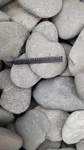 Kamenclub.ru: Галька речная плоская (темно-серая) фр. 70-150 мм. купить  в Балашихе галечник природный темно-серый серый синий речная плоская природная окатанная  9000 руб/т   фото КАМЕНЬ КЛУБ
