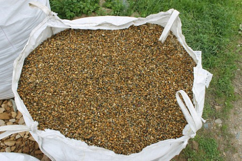 Kamenclub.ru: Галька окат (серо-желтая) фр.10-20 мм. купить  в Балашихе галька серо-желтая, рыжая, серый речная окатанная округлая галька 5000 руб/т   фото КАМЕНЬ КЛУБ