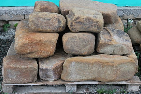 Kamenclub.ru: Песчаник для строительства и кладки (фр. 200-400 мм)  купить в Балашихе песчаник бежевый серый рыжий желтый блоки для строительства из песчаника 6500 руб/т   фото КАМЕНЬ КЛУБ