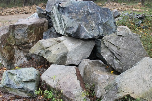 Kamenclub.ru: Змеевик скальник фр. 500-1500 мм.  купить в Балашихе змеевик зеленый серый черный глыба скальная колотая 7500 руб/т   фото КАМЕНЬ КЛУБ